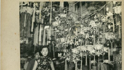 市场摊位前的鲜花与装饰品.jpg