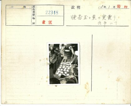 市场摊位旁的男子与自行车.jpg