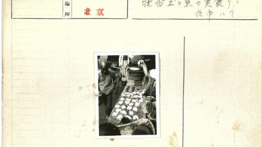 市场摊位旁的男子与自行车.jpg
