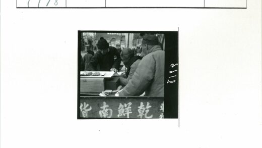 市场摊位物品检查场景.jpg