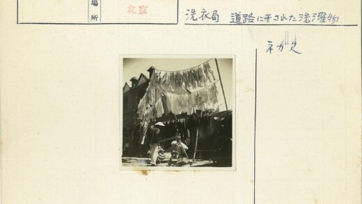 市场摊位砖房晾衣人.jpg