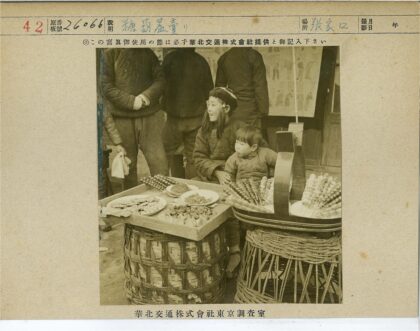 市场摊位食品展示妇女儿童.jpg