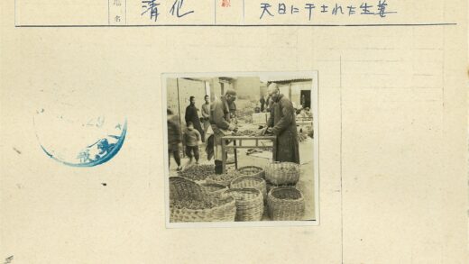 市场摊贩整理商品日常场景.jpg