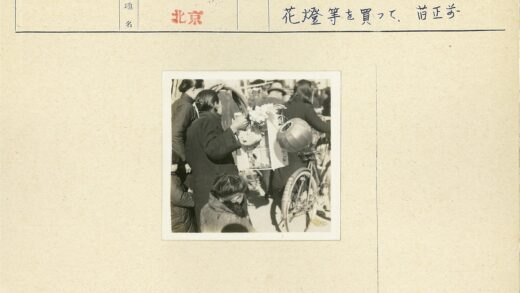 市场花笼自行车行人图.jpg