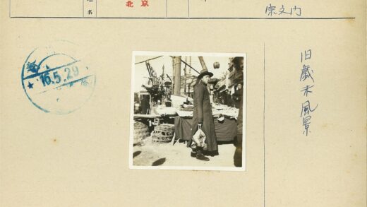 市场购物行人长外套帽子.jpg