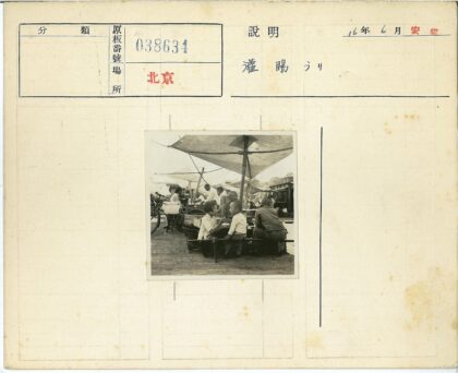 市集小女孩喂食孩童热闹场景.jpg
