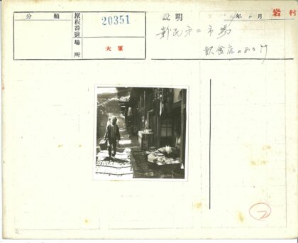 市集街景商贩与行人.jpg