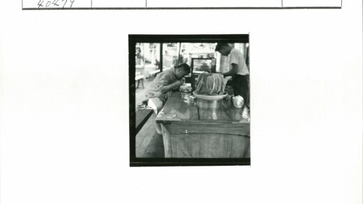 市集餐桌旁两人互动.jpg