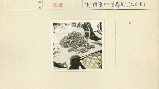 布面矩形包裹与自行车轮.jpg