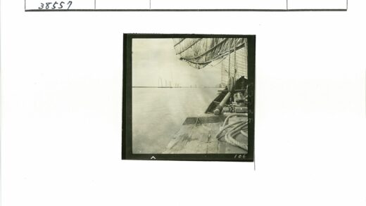 帆船与平静海面远眺.jpg