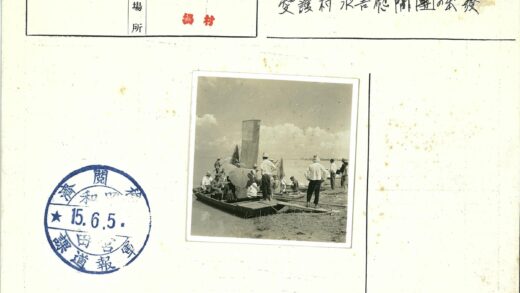 帆船停靠沙滩历史瞬间.jpg