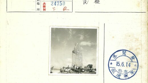 帆船停靠海岸老照片.jpg