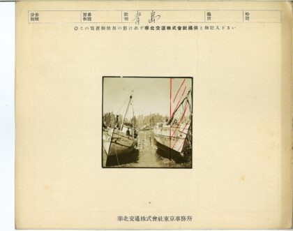 帆船港口搁浅与背景小船.jpg