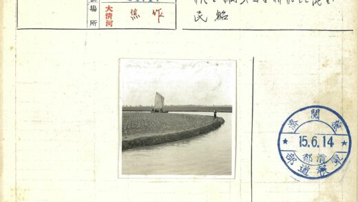 帆船航行于田野河流.jpg