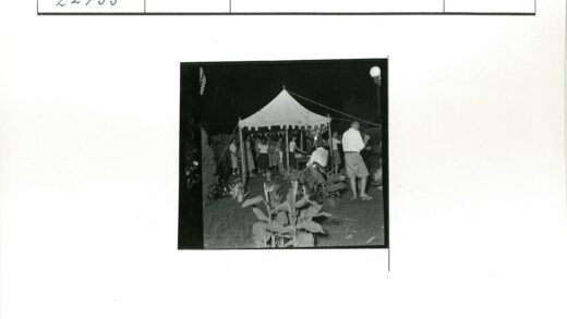帐篷下的夜间聚会.jpg