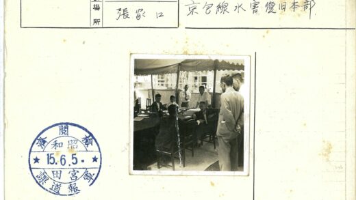 帐篷下的聚会与建筑背景.jpg