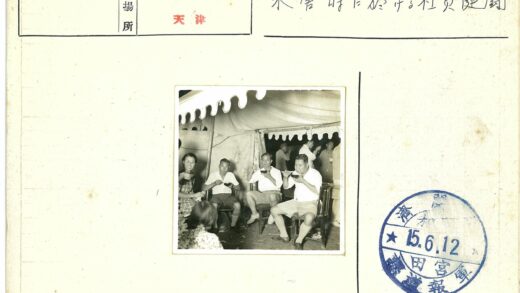 帐篷下聚餐的温馨场景.jpg