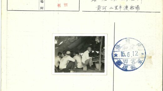 帐篷内围桌交谈的旧时光.jpg