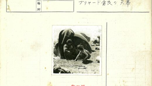 帐篷内外母子与草地孩童.jpg