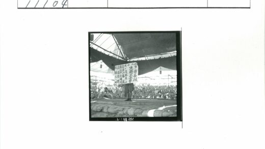 帐篷舞台观众互动表演.jpg