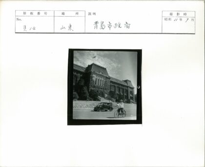 常春藤建筑前的老式汽车与骑行者.jpg