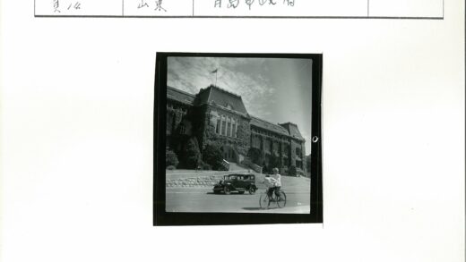 常春藤建筑前的老式汽车与骑行者.jpg