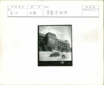 常春藤拱窗建筑前老爷车与骑行者.jpg