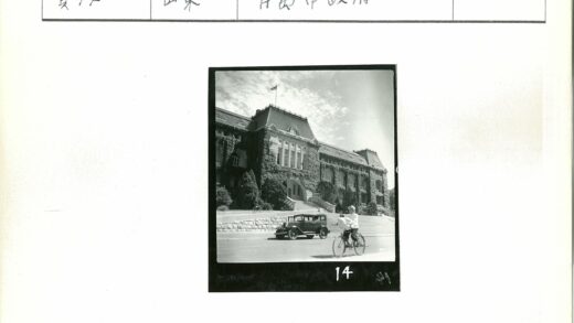 常春藤拱窗建筑前老爷车与骑行者.jpg