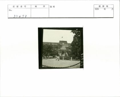 常春藤覆盖的古典大楼花园景观.jpg