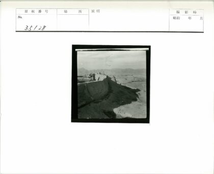 干旱区石墙环绕建筑远山背景.jpg