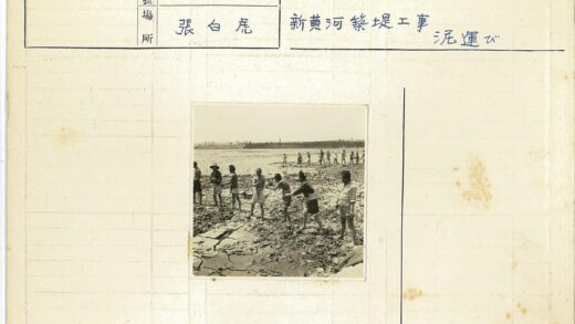 干旱土地上的集体劳作.jpg