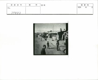 干旱地区街景与土坯房生活.jpg