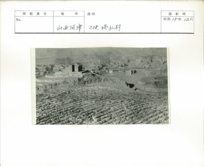 干旱地形中的小村庄屋顶景观.jpg