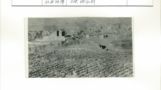 干旱地形中的小村庄屋顶景观.jpg