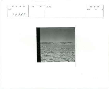 干旱大地与远山.jpg
