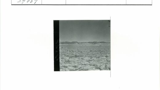干旱大地与远山.jpg