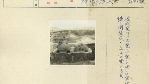 干旱山丘背景下的圆顶建筑.jpg