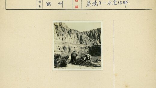 干旱山区拾柴人.jpg