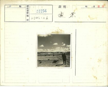 干旱平原上的小镇与山丘.jpg
