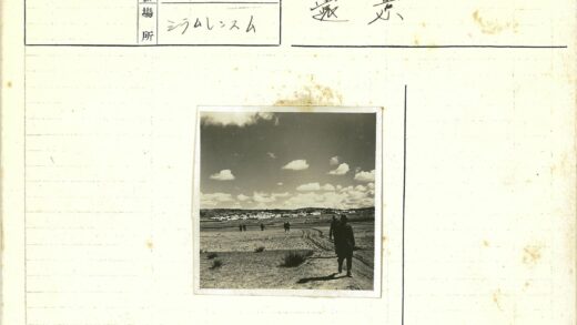 干旱平原上的小镇与山丘.jpg
