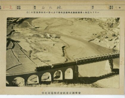 干旱河床上的火车过桥.jpg