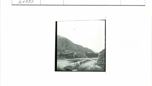干涸河床与梯田山地.jpg