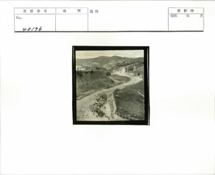 干涸河床徒步山地景观.jpg