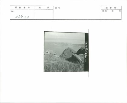 干草前景岩石山脉湖景.jpg