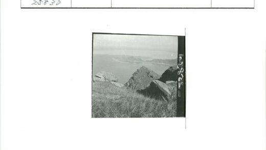 干草前景岩石山脉湖景.jpg