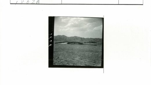 干草地上的桥与多云群山.jpg
