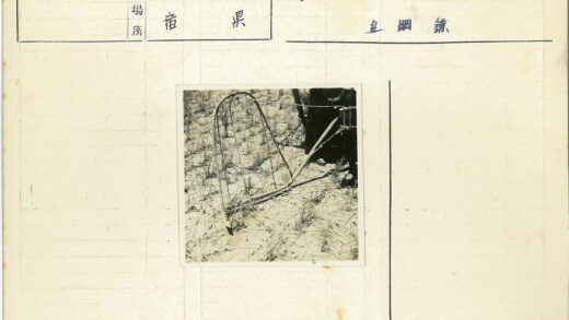 干裂农田上的古老农具.jpg