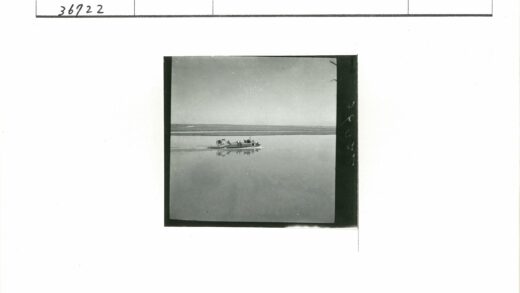 平静水面上的航船.jpg