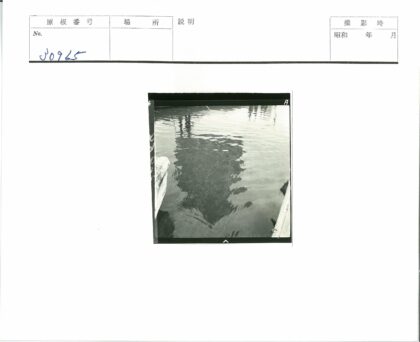 平静水面建筑倒影与木板.jpg