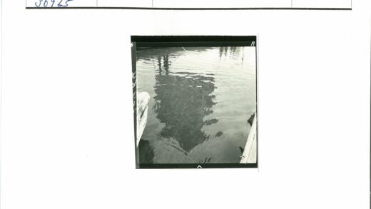 平静水面建筑倒影与木板.jpg